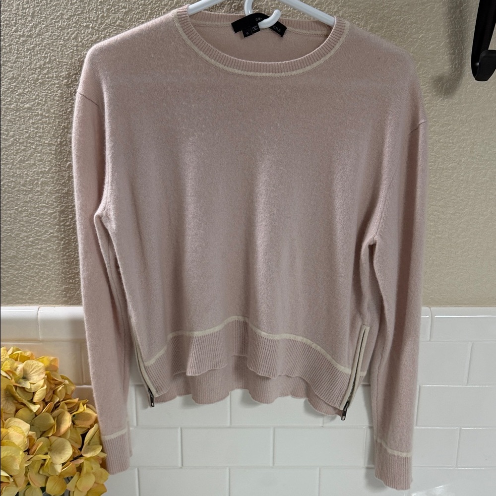 360 100% Cashmere Sweater. Pale pink and cream . Oversized fit sz  Small